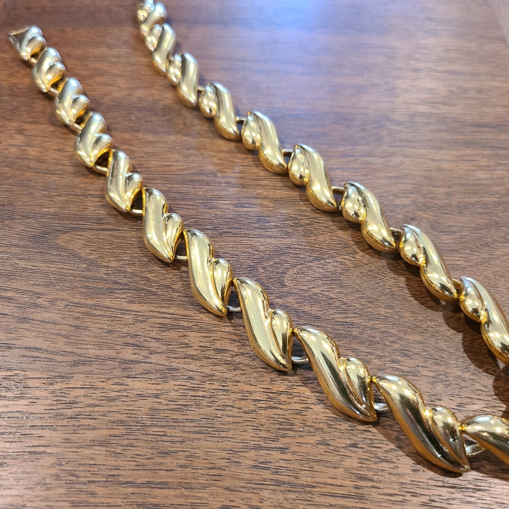 Vintage Beautiful Napier Necklace